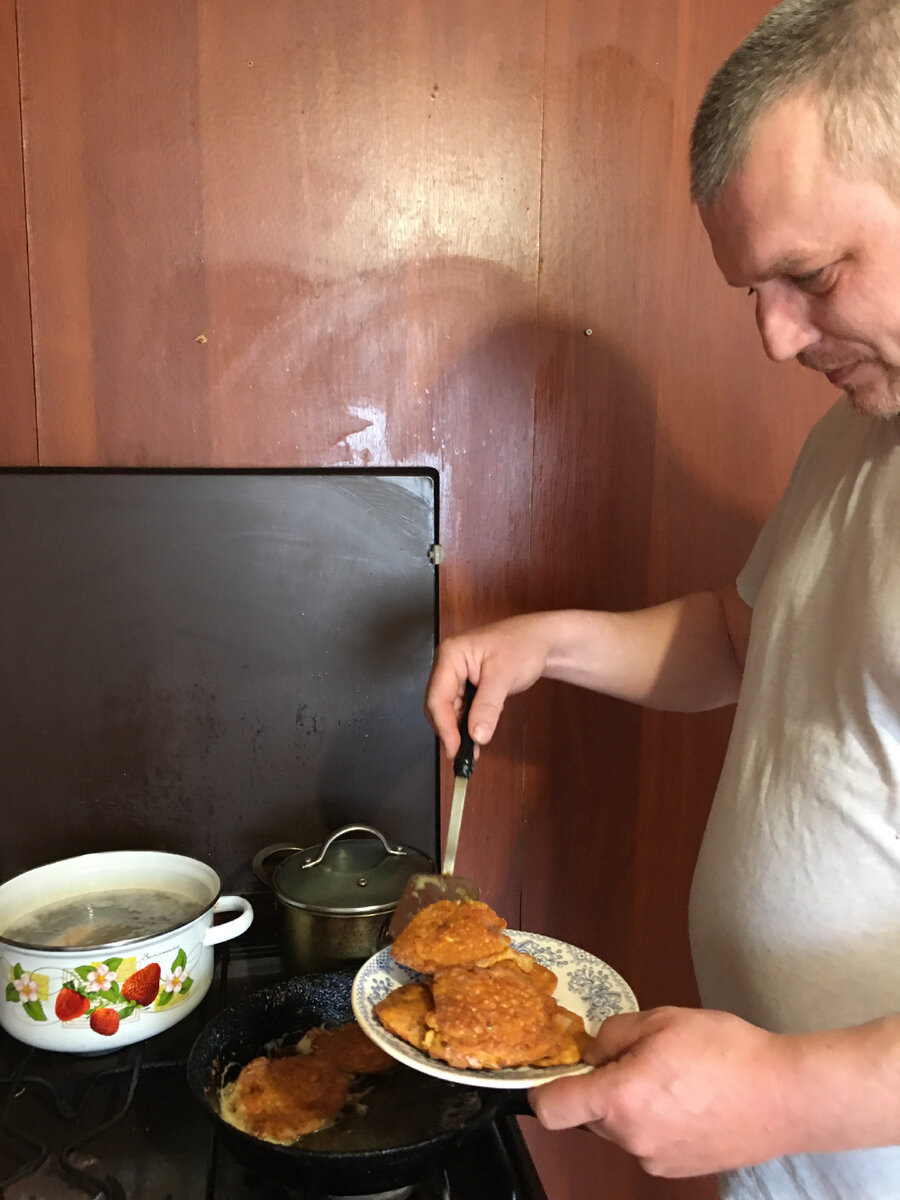 С каким аппетитом от смотрит на эти икорные блинчики!)))