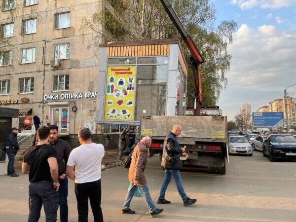 Эвакуация киоска со Светлановского проспекта