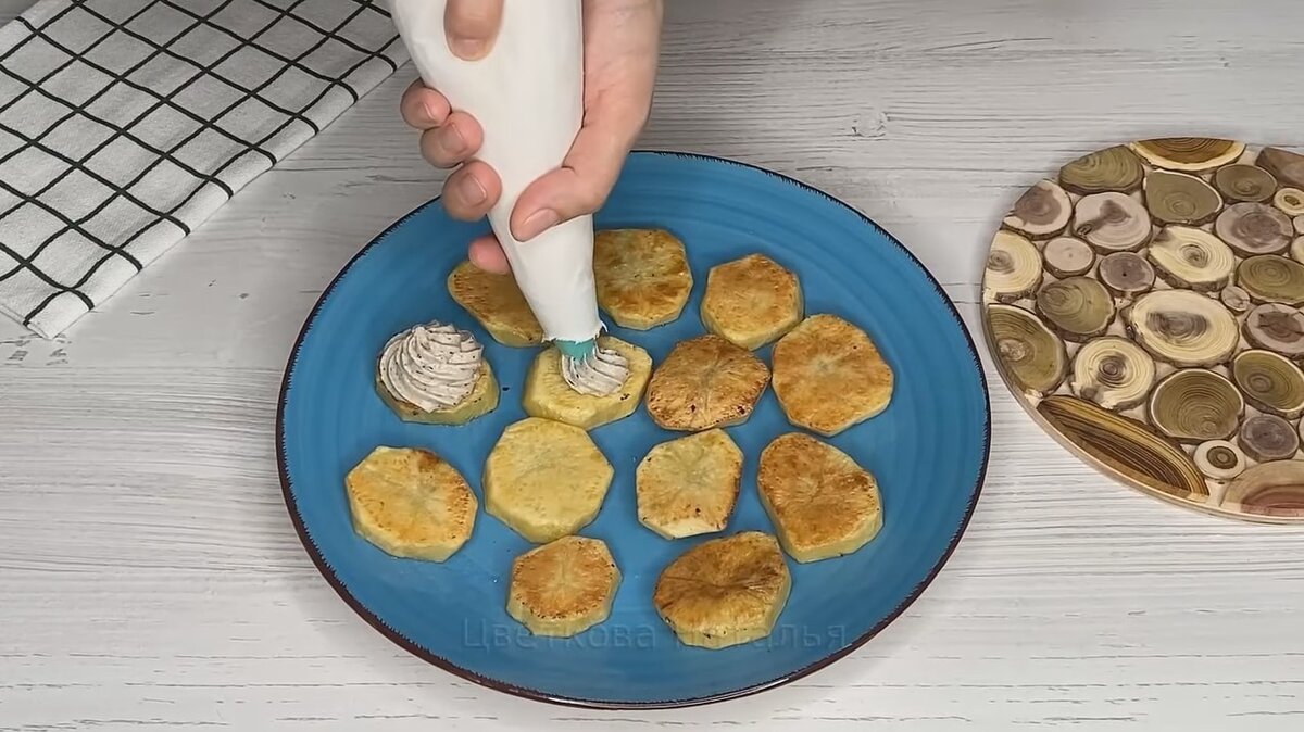 В этой закуске прекрасное сочетание вкусов — нежный запеченный картофель с рыбной намазкой. Из-за того, что картофель не такой калорийный, как хлеб, закуска получается легкой.-5