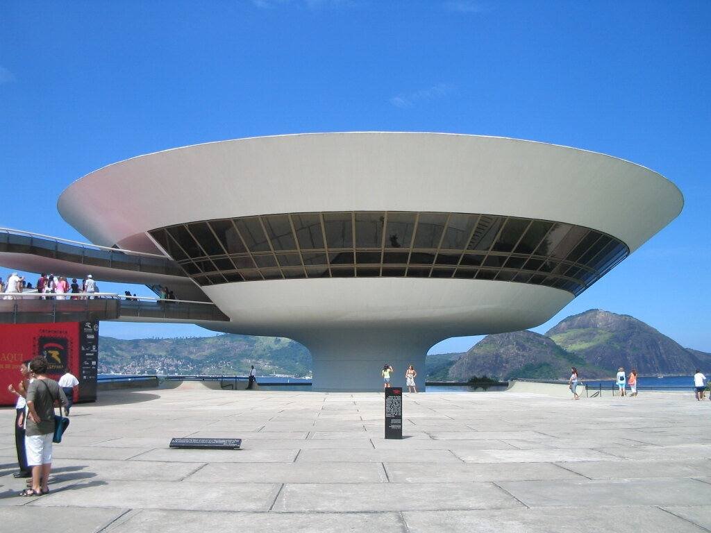 Этот музей стал знаменитым еще до того, как его порог переступили первые картины – ведь это творение легендарного бразильского архитектора Оскара Нимейера.