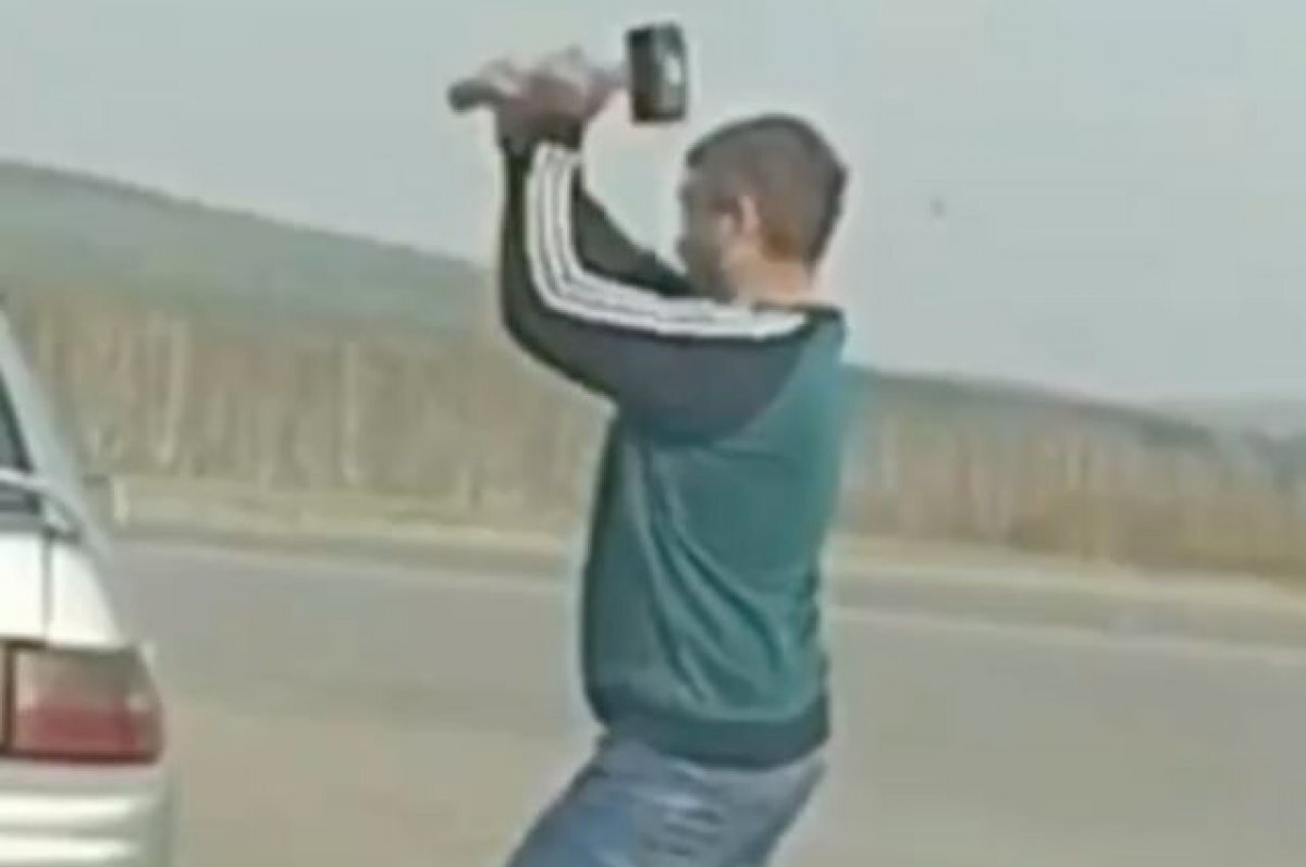    Под Екатеринбургом мужчина с кувалдой напал на комплекс видеофиксации