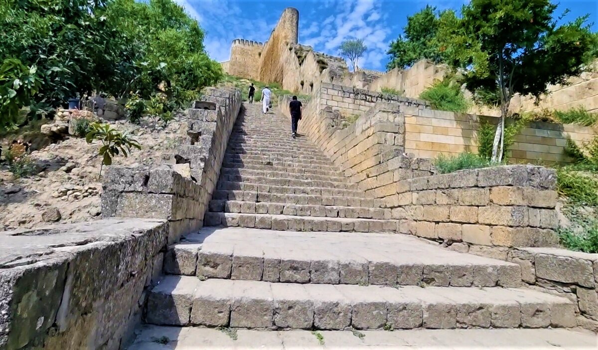 Фото автора. Лестница к воротам крепости "Нарын-Кала".
