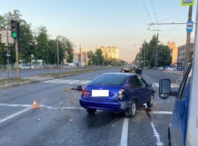    В Брянске пьяный нарушитель-хроник разбил на светофоре легковушку и «Газель» на Московском проспекте: 2 года ГИБДД наблюдала за его покатушками без водительских прав avchernov