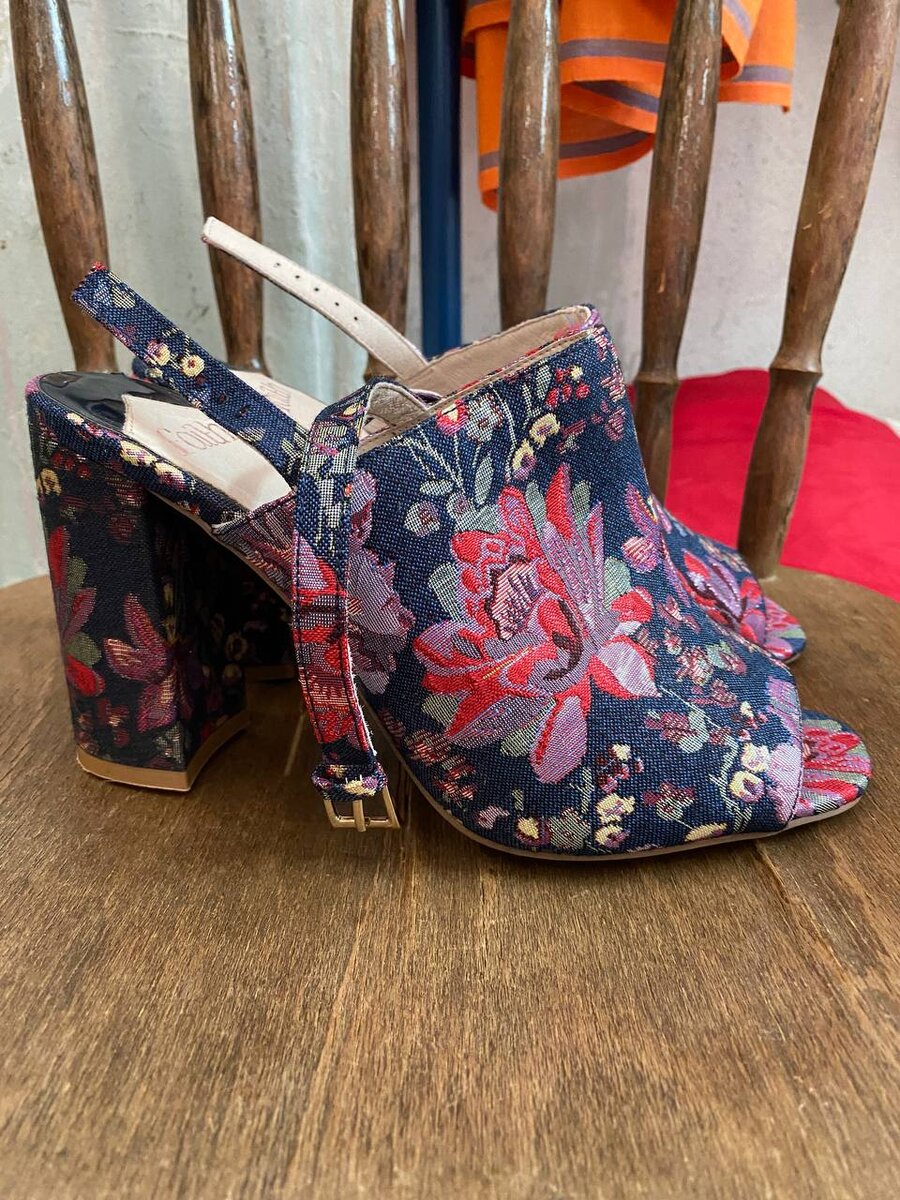 Шикарные гобеленовые туфли Faith Внутри кожа. Как новые!
