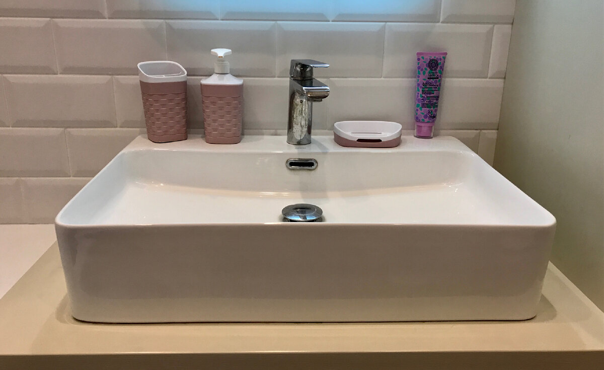 А это наш вариант накладной раковины в ванной, удобно. Да, мыть приходится каждый вечер, зато с утра так приятно пользоваться чистой.