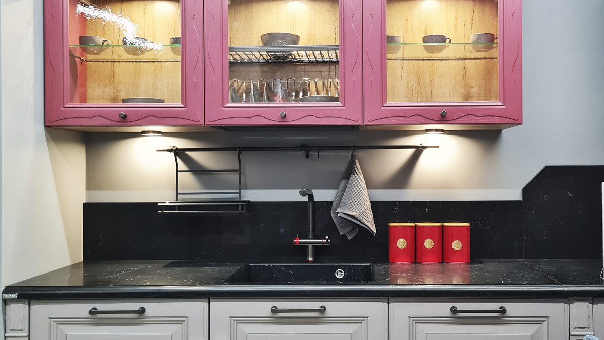 МДФ – один из самых популярных материалов для фасадов кухонь. Причина популярности: идеальное соотношение «цена-качество». Эмаль – покрытие, которое дает матовый или глянцевый эффект.