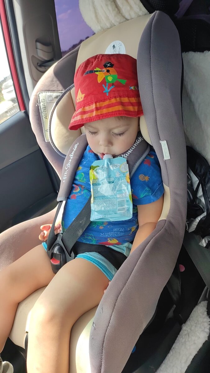 Уставший помощник, заснул в машине. 