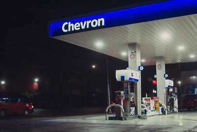    Заправочная станция американской компании Chevron ©Luis Ramirez Unsplash.com