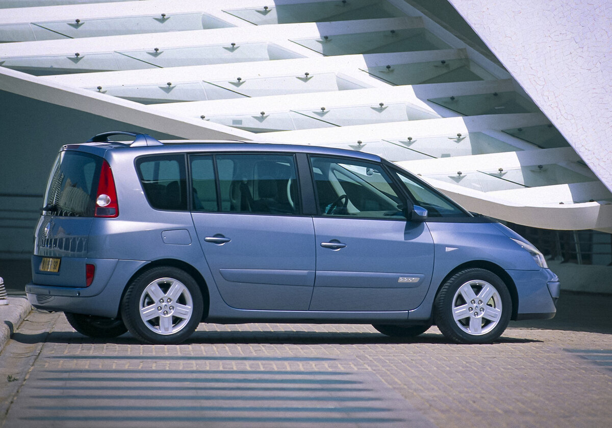    Двигатель мощностью 241 л.с. — довольно неплохо для вэна нулевых годов! — относится к семейству Nissan VQ35DE и в форсированном до трехсот сил устанавливался на спорткар 350Z. По данным издания Hotcars, «горячий» Espace с ним набирает сотню примерно за 7,5 секунд.   
Renault