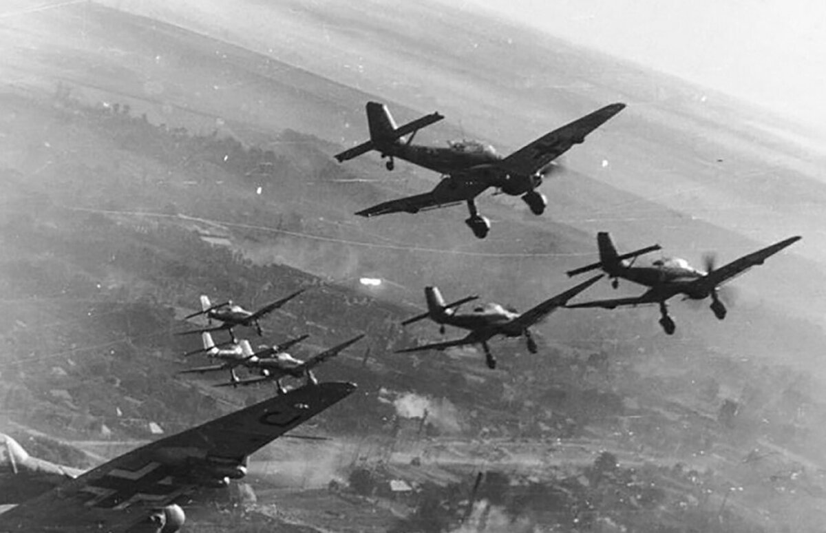 Пикирующие бомбардировщики Ю-87 "Штука" заходят на цель
