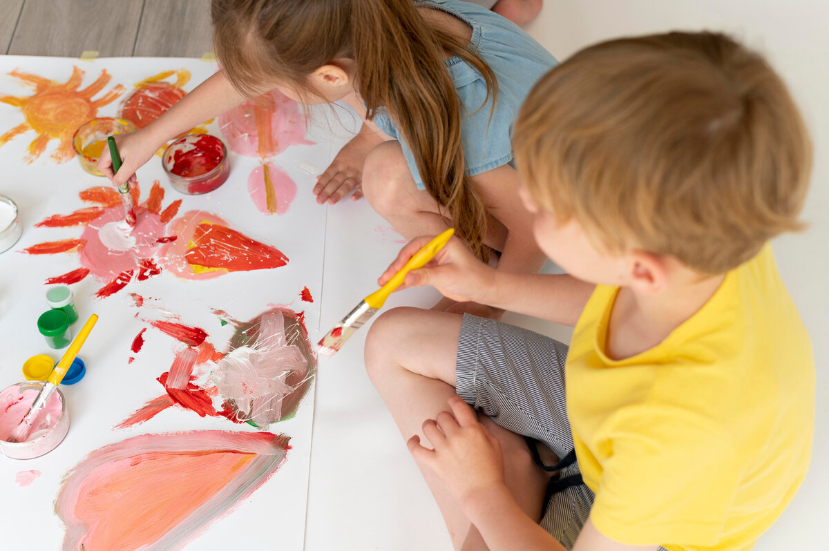 We are painting. - Мы рисуем.
