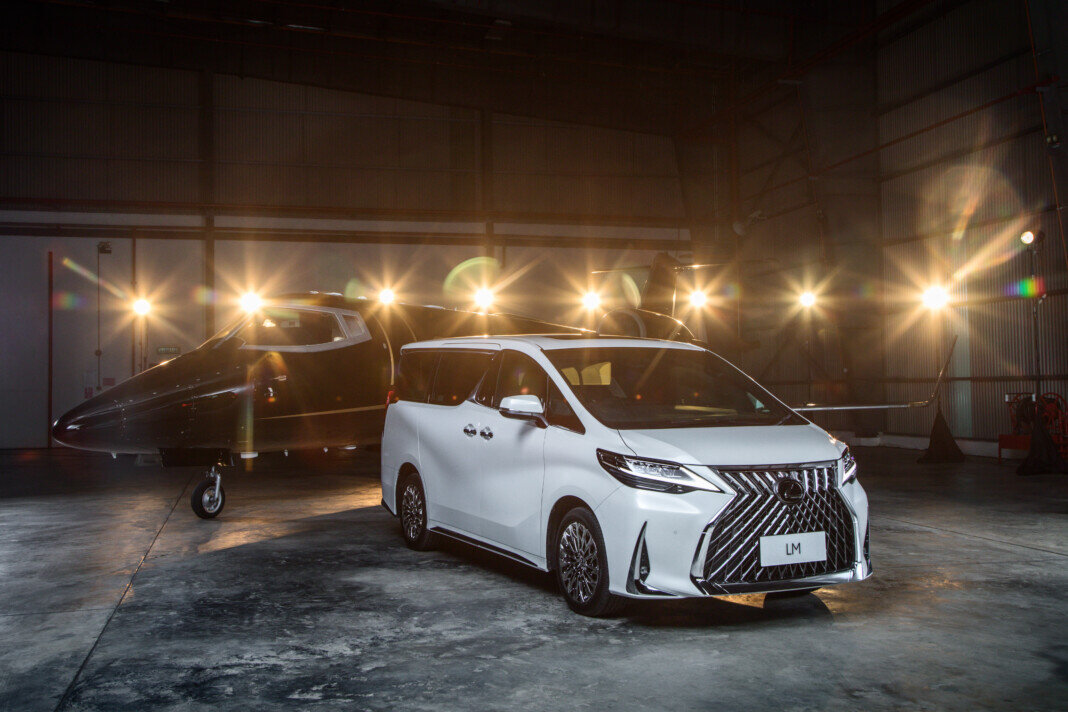 Lexus презентовал минивэн LM