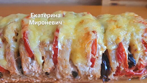 Потрясающе вкусное мясо!Сочное, нежное, с пикантной начинкой, с добавлением чернослива! И бонусом запекла картофель на мясном соке!