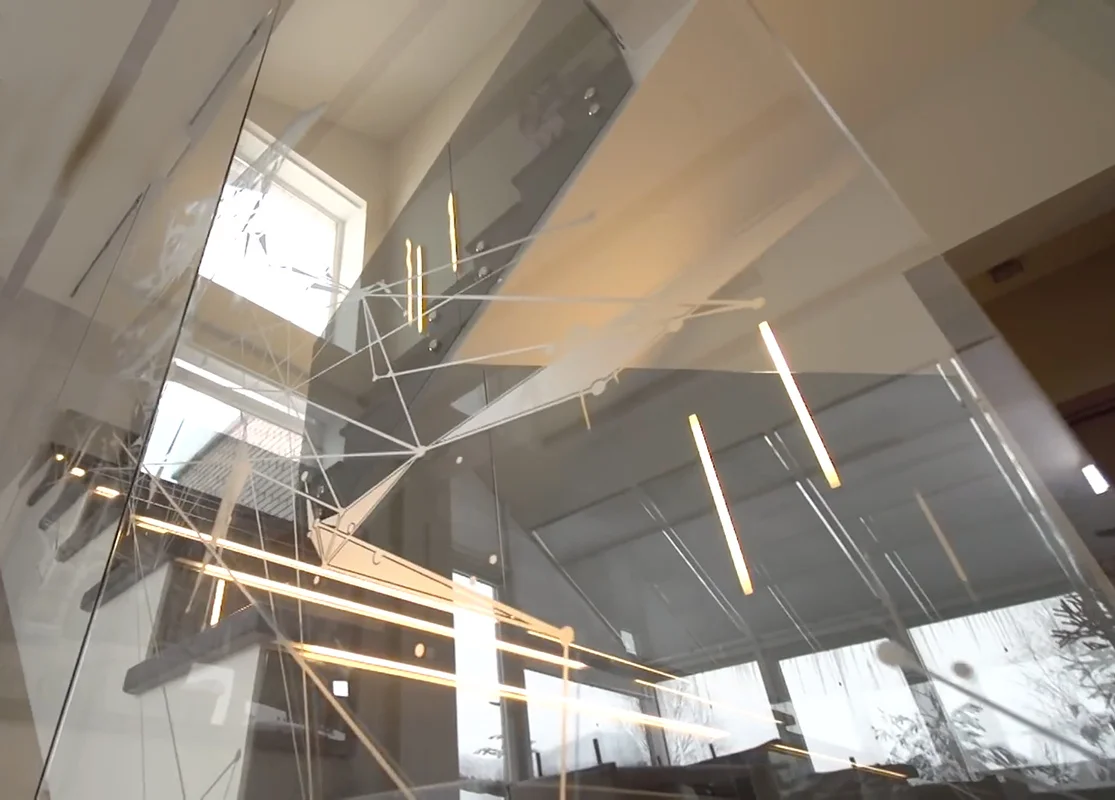 Александр Маршал стал популярен ещё десятки лет назад, свою карьеру певец вообще начинал с поездок по военным частям в Афганистане. Но это не мешает артисту шагать в ногу со временем во всём.-5