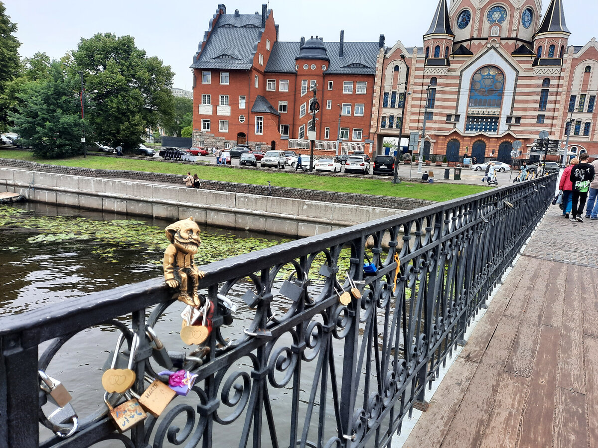 Дедушка Хомлин удобно устроился на Медового мосту у Рыбной деревни