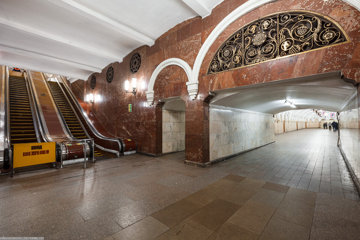 Московская комсомольская. Станция метро Комсомольская Москва. Вестибюль станции Комсомольская. Московский метрополитен станция Комсомольская. Станция Комсомольская Кольцевая Московское метро.