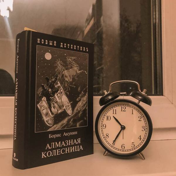 «Есть две красоты: красота радости и красота печали. Вы, люди Запада, предпочитаете первую, мы - вторую. Потому что красота радости недолговечна, как полет бабочки. А красота печального прочнее камня. Кто помнит о миллионах счастливых влюбленных, что мирно прожили свою жизнь, состарились и умерли? А о трагической любви сочиняют пьесы, которые живут столетия.» 