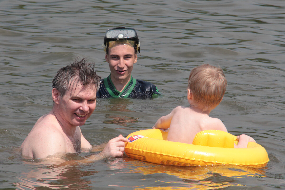  
Жаркие летние дни, просто буквально высушили всех в квартирах и даже дачи только слегка снимали этот стрес. Температура на улице 34-35, а в квартирах на верхних этажах, если без вентилятора, аж под 45. Тяжело, как людям, так и кошкам и собакам. Четвероногие братья, капризничают, не едят и даже почти не пьют.
Вспомнил старый дедовский способ, намочил вафельное полотенце, отжал и положил на котов и через час ожили, также появился аппетит. Но потом привез с деревни вентилятор, и тогда всем стало более комфортно. 

