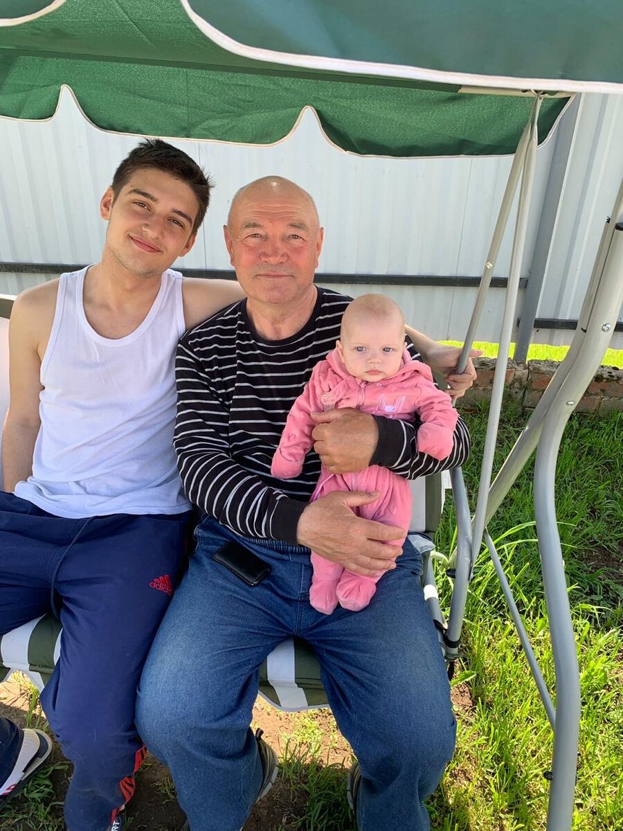 Дедушка со старшим внуком и единственной внучкой