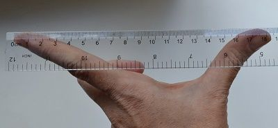 18 см мужской. Измерение размера запястья. Измерение длины пальцев. Сантиметры на пальцах рук. Линейка на ладони.