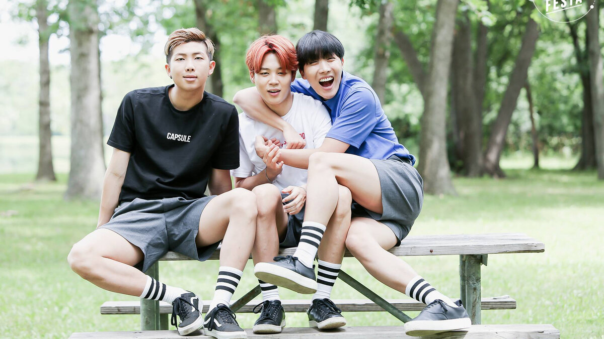 BTS Чонгук на мотоцикле