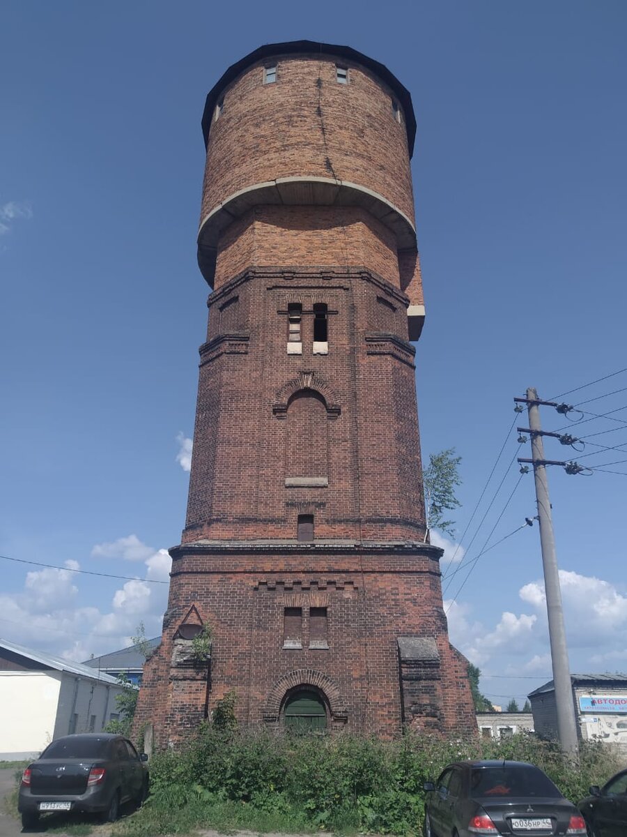 Эта кирпичная красавица была построена в конце XIX века. Позже, в 70-е годы её реконструировали - достроили верхний ярус (он отличается от основания по цвету кирпича). Заодно переделали шатёр и установили в нём более вместительный бак. Фото автора. 