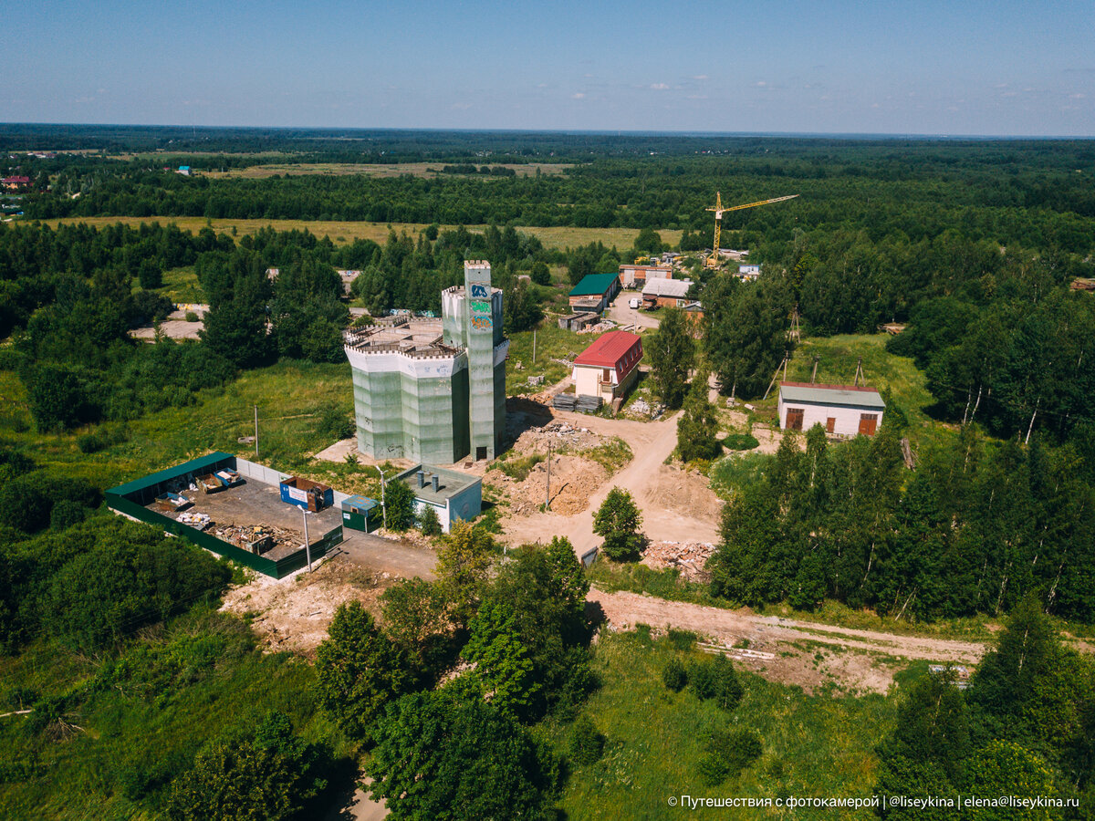 Заброшенный "замок" без окон. Друзья удивились, узнав, зачем его ...