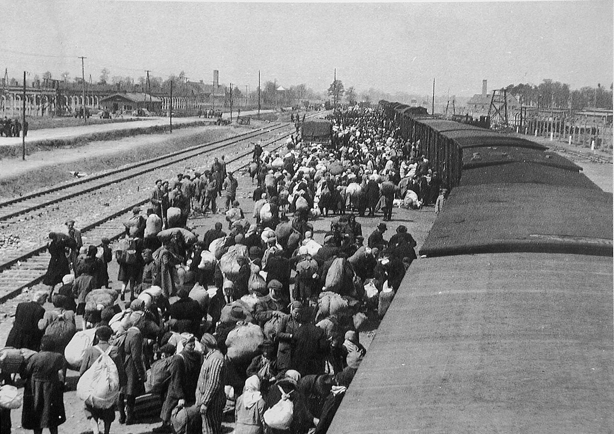 Acesta este probabil cel mai faimos lagăr al morții din Auschwitz-Birkenau, al cărui nume sună mai des ca Auschwitz - după numele original polonez al orașului în apropierea căruia se afla lagărul.-52