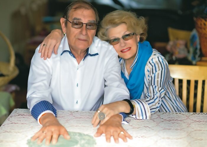 Cчитается, что актерские браки недолговечны, тем ценнее примеры крепких звездных семей. Слава, успех, толпы поклонниц и море соблазнов не смогли повлиять на чувства этих людей.-5-2