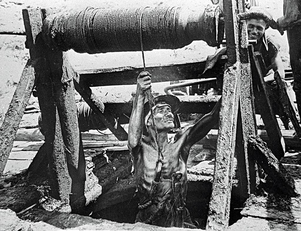 нефтяная вышка сахалин зотова. первая добыча нефти. добыча нефти в 19 веке. нефтяная скважина баку 19 век. добыча нефти в россии 19 век.