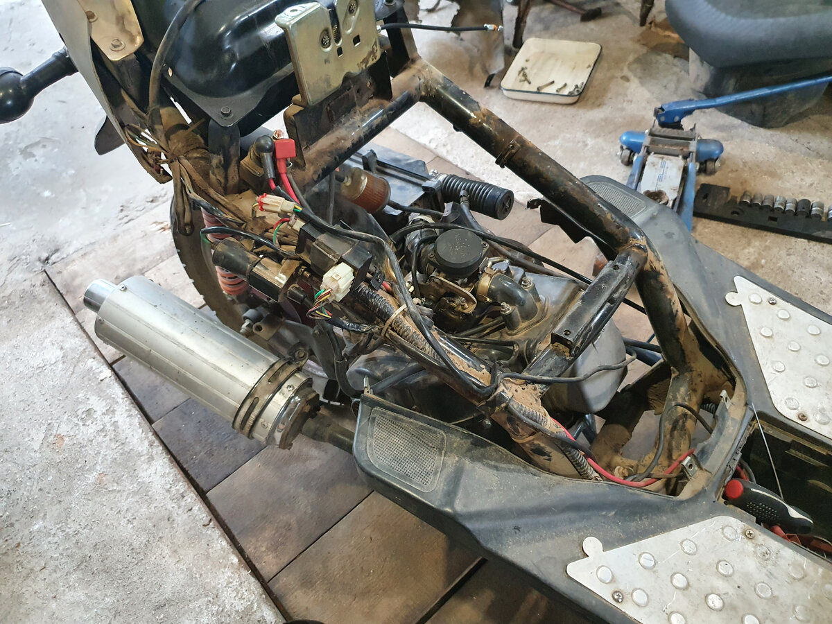 Снятый пластик над двигателем. Фото автора