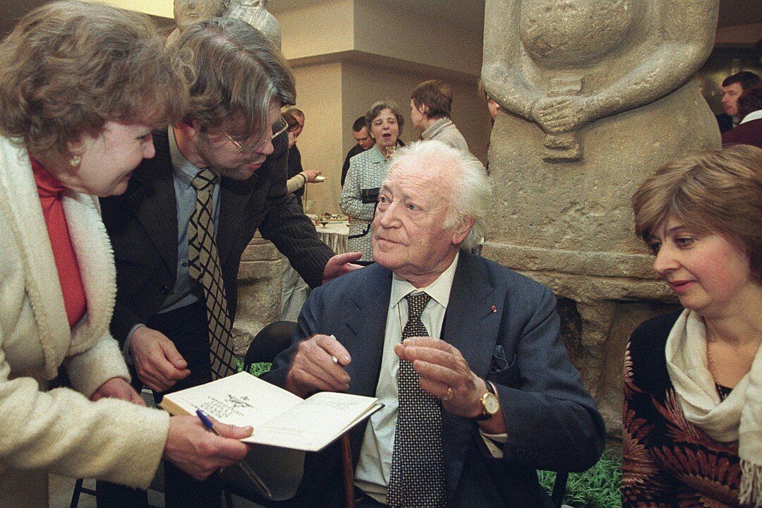 Морис Дрюон подписывает книги российским поклонникам на презентации очередного издания своих произведений в России. 2003 г. 