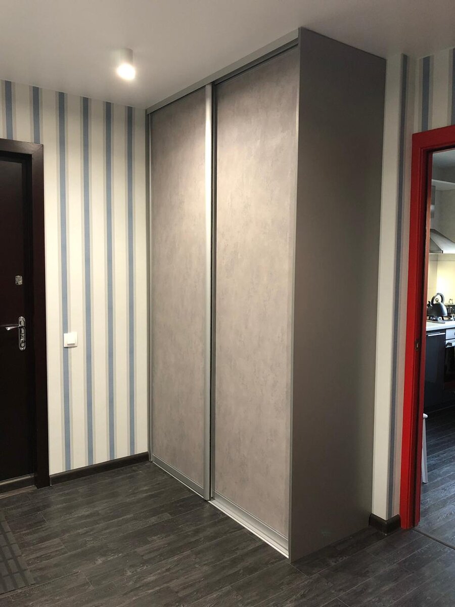 Удобная советская планировка. Дверь, в просторную кухню - самая первая. Гардероб в прихожей появился в финале. Оттенок и фактура покрытия створок гармонично перекликается с кухонными фасадами.