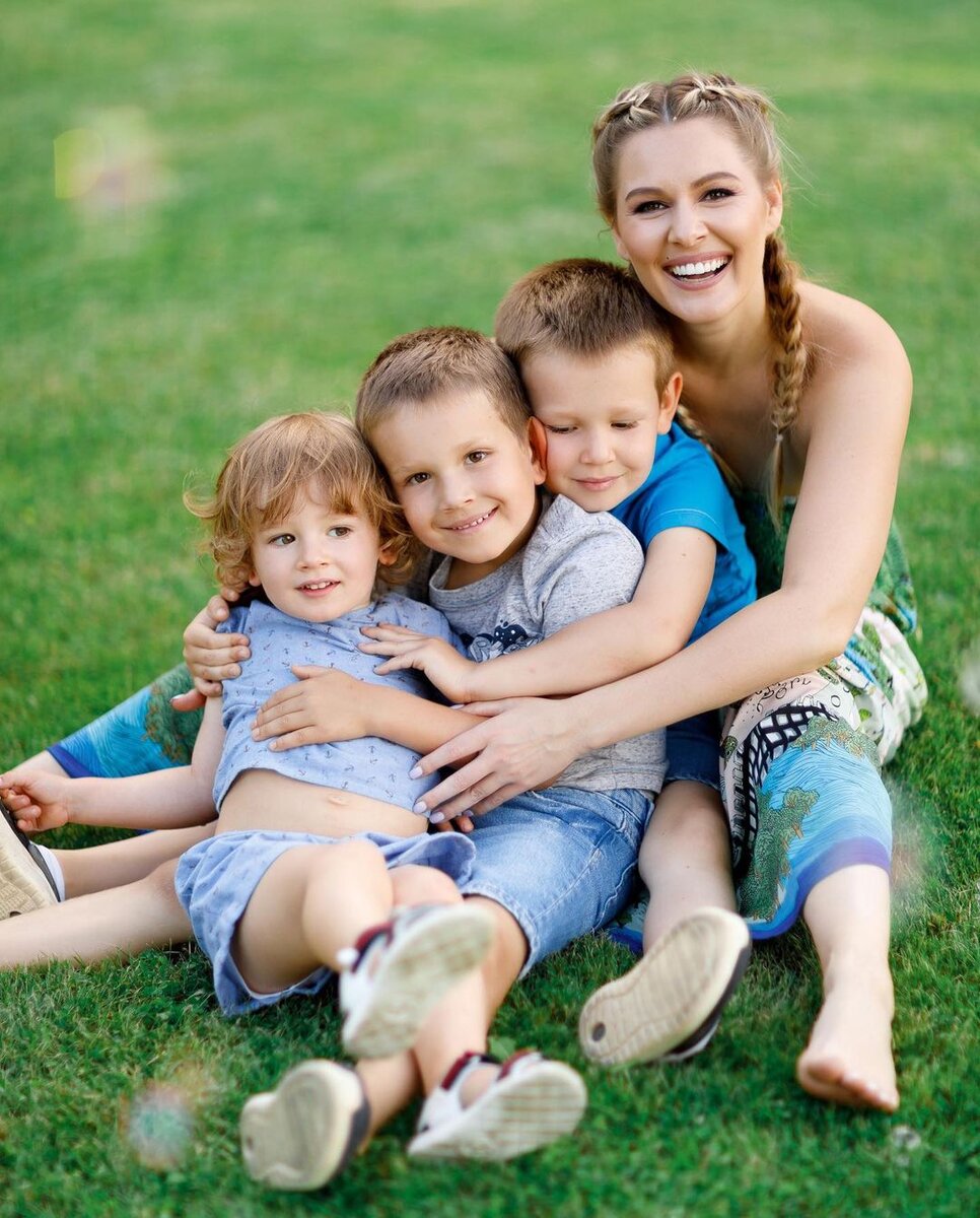 Фото мама и трое детей