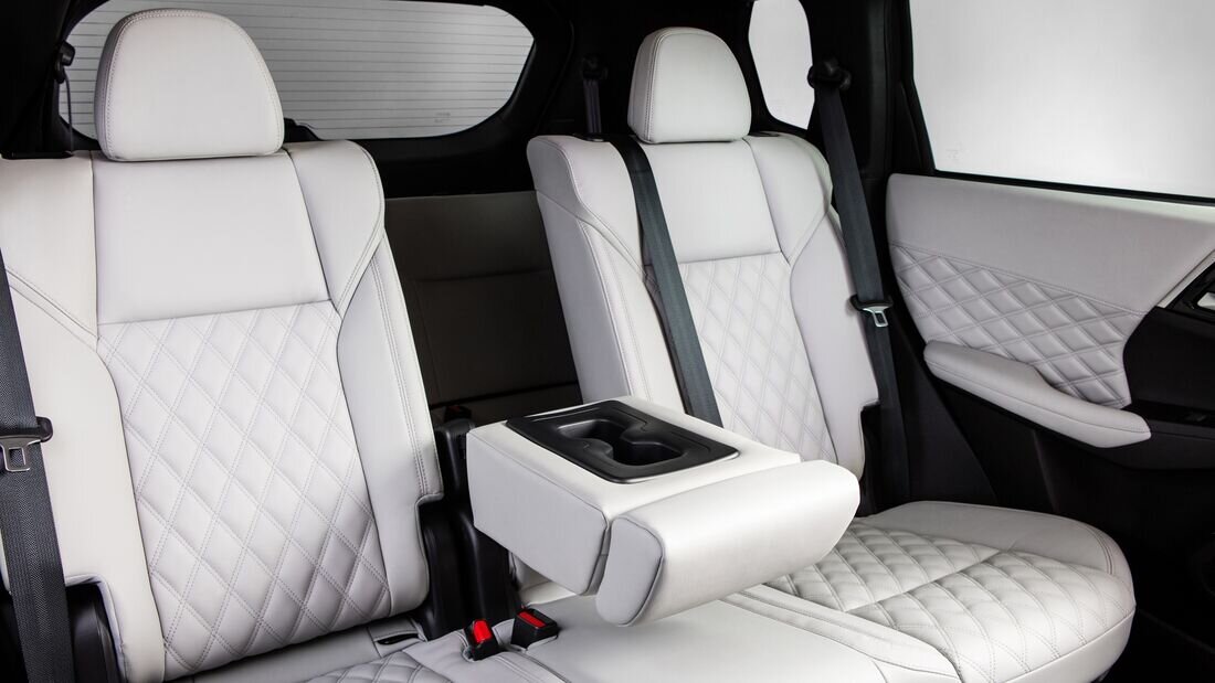 Новый Mitsubishi Outlander: белая кожа стоит дороже