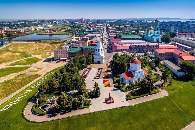 Вначале постройка имела два яруса – четверика, крышу из теса и смотровую площадку. В 1755 году ее надстроили еще двумя ярусами в виде восьмериков и красивым шатром. Внутри появился храм в честь Спаса Нерукотворного, а на четвертом ярусе устроили звонницу.