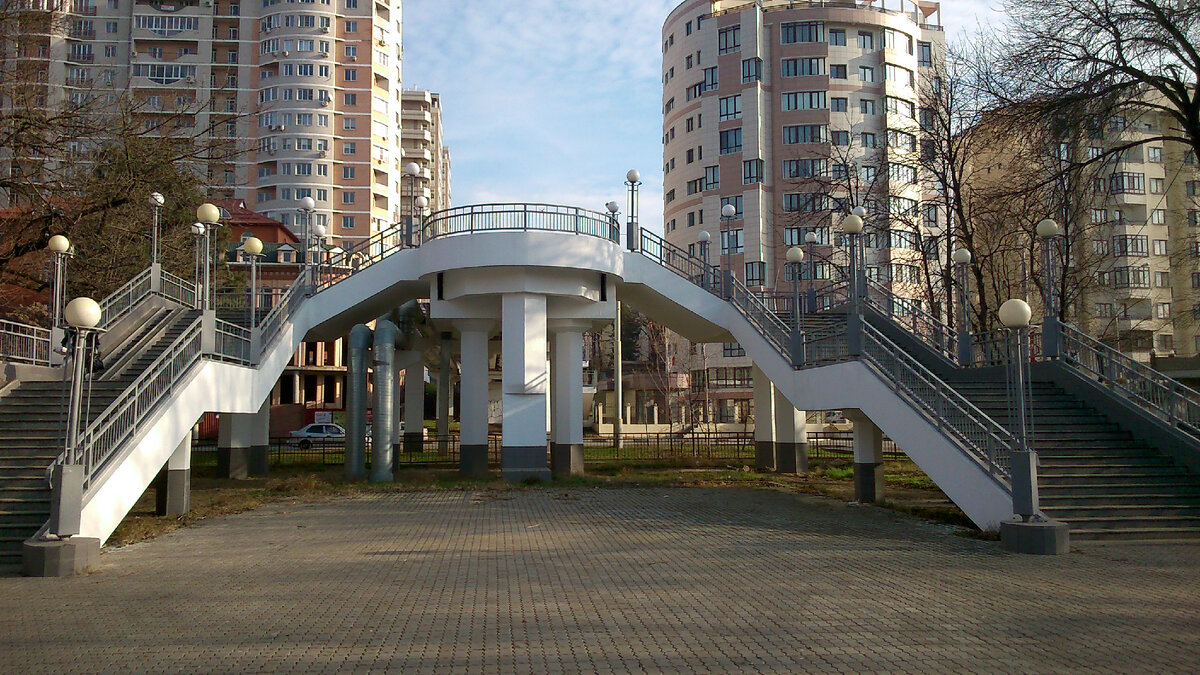Переход от Олимпа на Рашпилевскую. Было пусто. фото автора. 