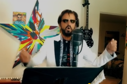 Ringo Starr как живая легенда из The Beatles исполняет кавер на Rock Around The Clock ( 1955 ) во время пандемии 2021