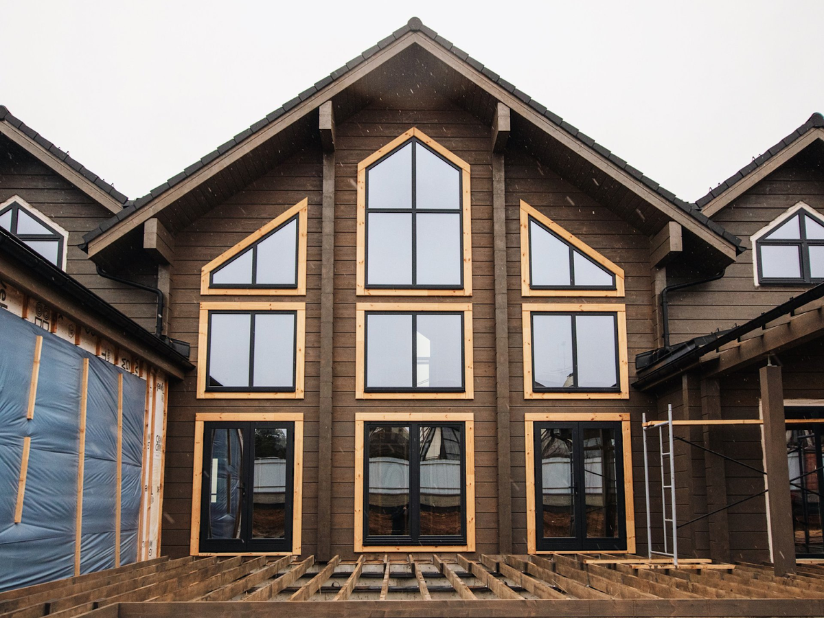 От домов из клееного бруса веет прочностью и долговечностью. Если правильно ухаживать за домом, он простоит 100 и более лет
