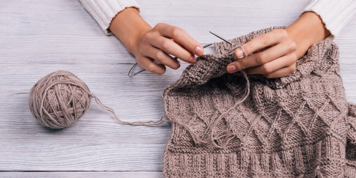 

Узоры, основанные на классических косах, всегда получаются очень необычными. Они прекрасно смотрятся на различной одежде и интерьерных изделиях. Косы спицами простые и красивые узоры, которыми могут быть связаны свитера, джемперы, шапки, шарф, жилетки и много других изделий. Для вас мы сделали большую подборку интересных вариантов – надеемся они придутся вам по вкусу. Показывайте свои изделия где использован узор косы в комментариях.

#вязание #поделки #поделки_своими_руками #нитки #зима #вязание_спицами #вязанные_косы #нитки #украшение_на_одежду #декор