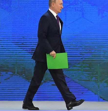 Как на фронт. Путин идет к своему месту на пресс-конференции. Скриншот экрана компьютера