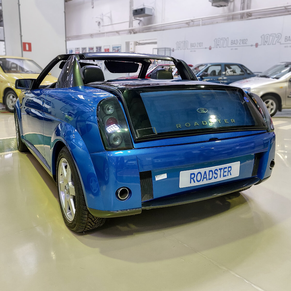 Название модели крупными буквами написано на крышке багажника.