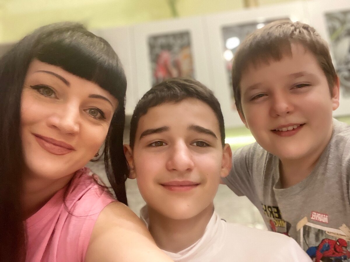 А такой взгляд добрый) Да и по сути-от добрый мальчишка