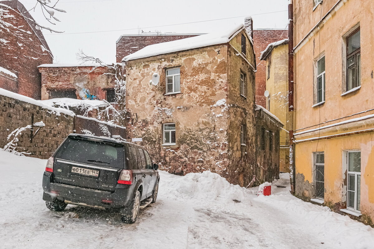 Cамый старый дом России и какая-то иномарка