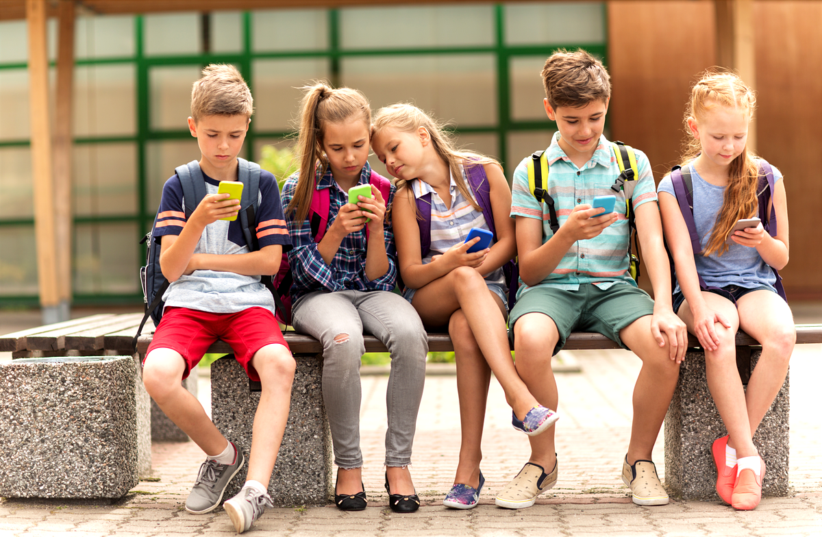 Дети современности. Подросток с телефоном. Подросток сидит в телефоне. Современные дети на улице. Современные дети и гаджеты.