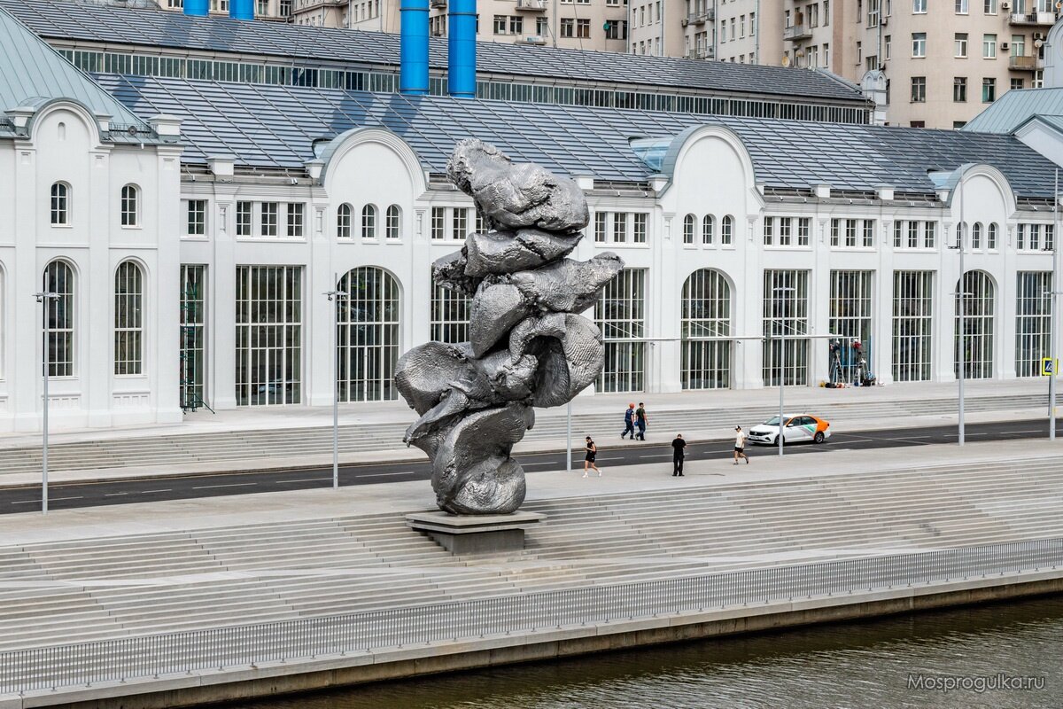 «Большая глина №4» - скульптура швейцарского художника Урса Фишера. Фото из интернета