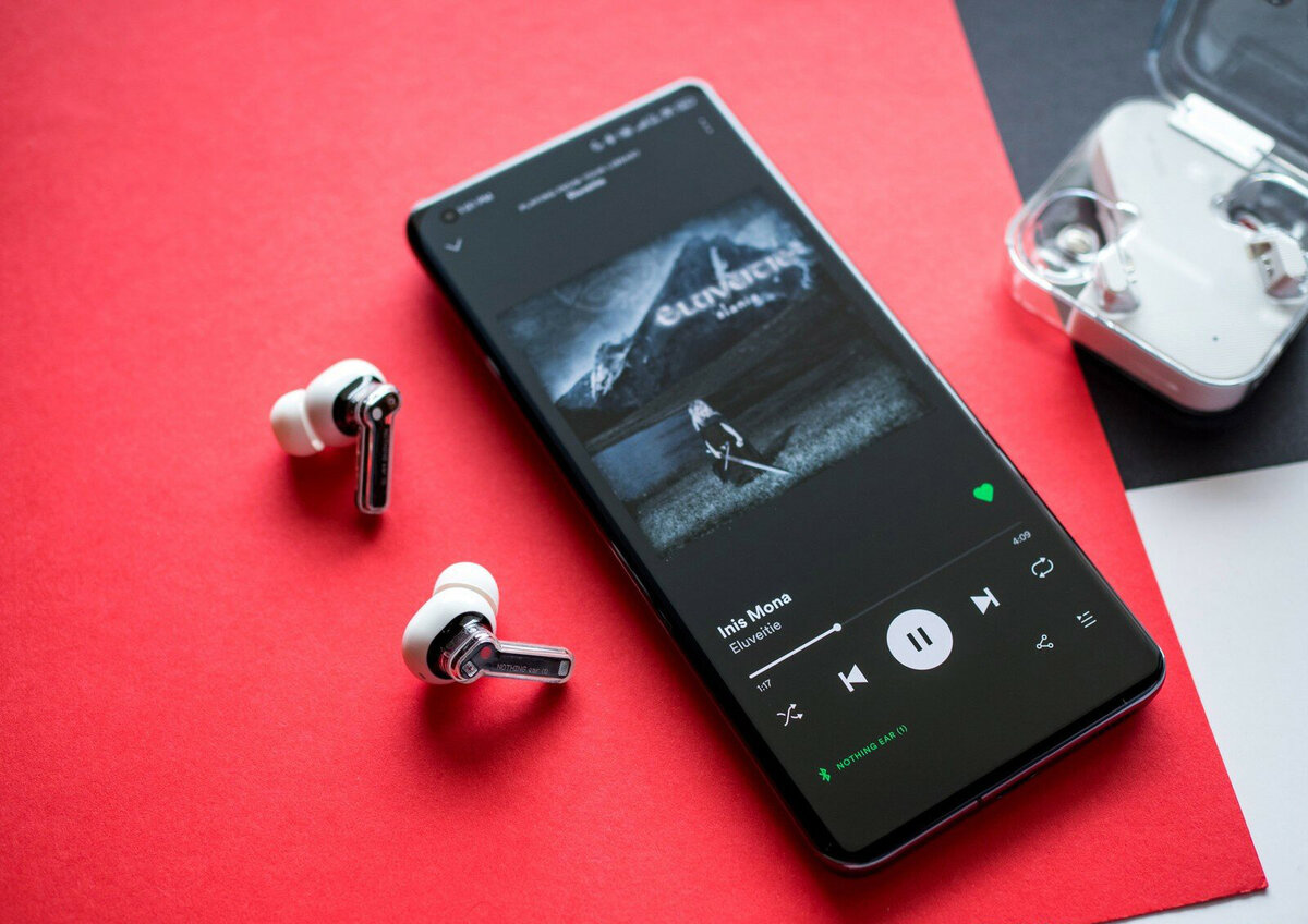 Открытый источник Яндекс - наушники с прозрачным кейсом и корпусом