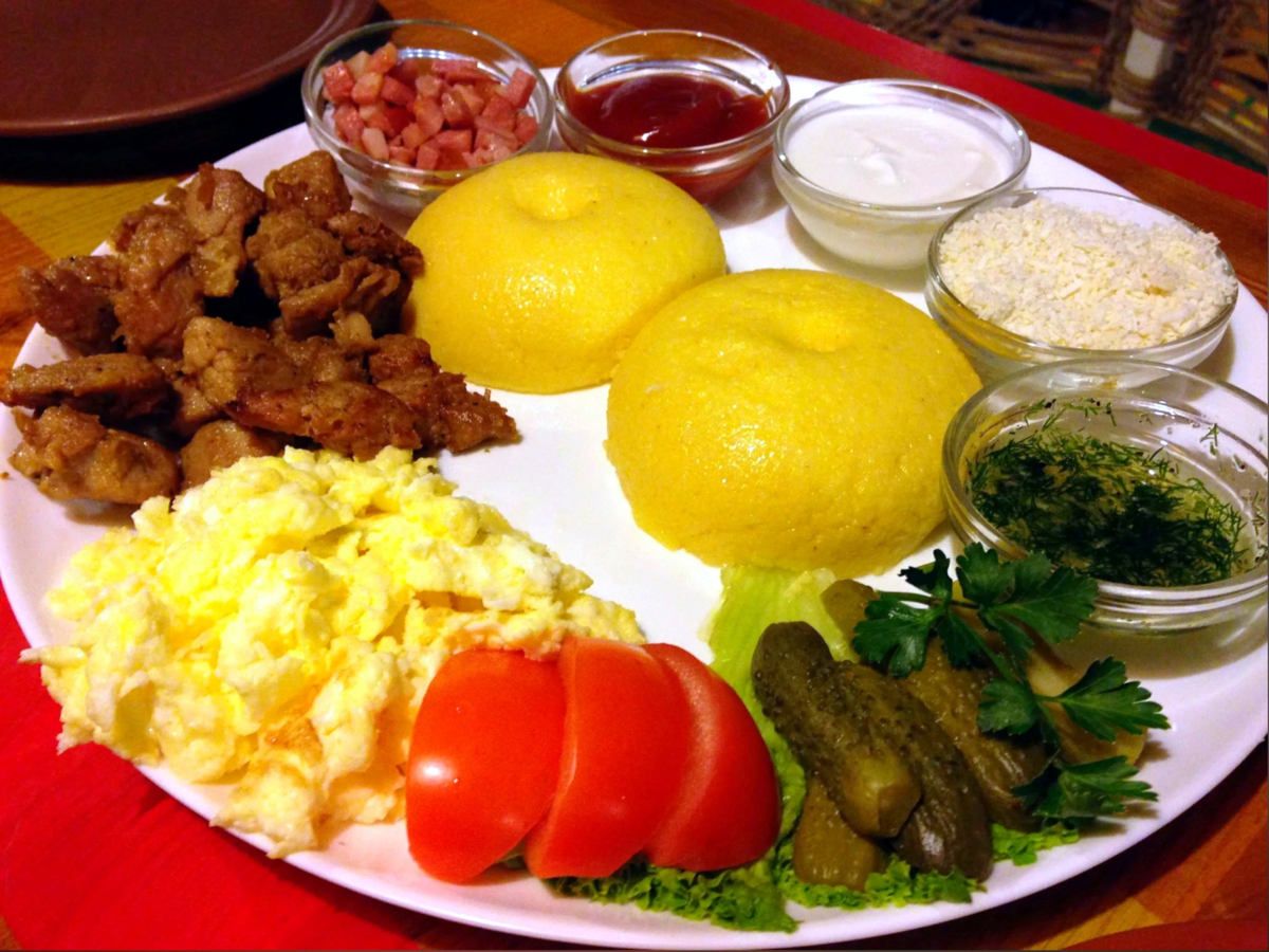 Молдавская кухня очень многогранна, в ней перемешались не только блюда разных национальностей, но и верований, что встречается нечасто.