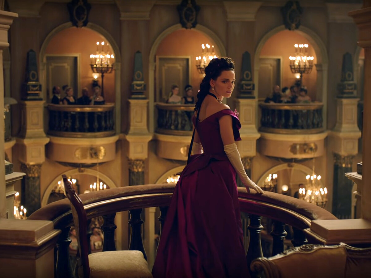 Кадр из фильма «Анна Каренина. История Вронского». Анна в театре.