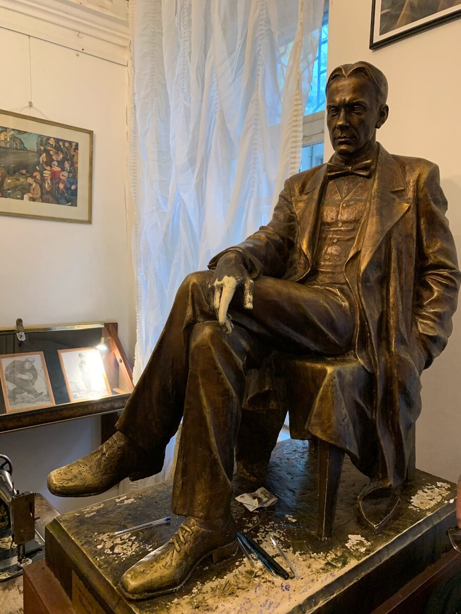 памятник Булгакову в музее